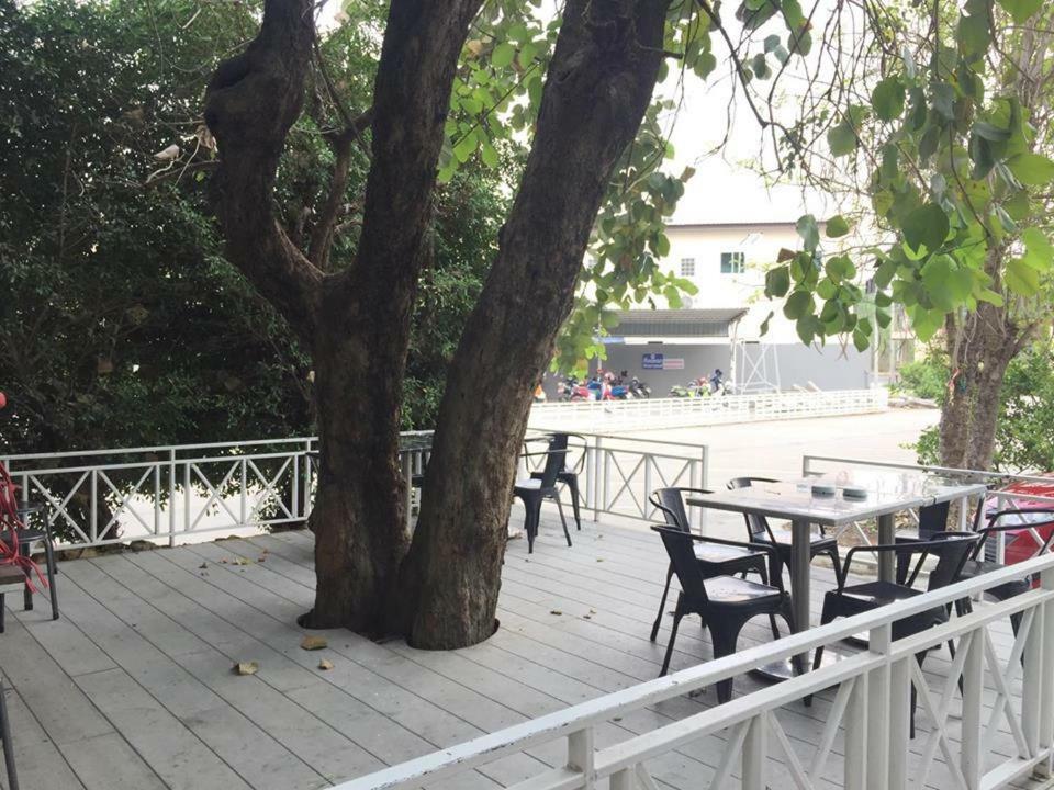 The Zell Hotel Buriram Bagian luar foto